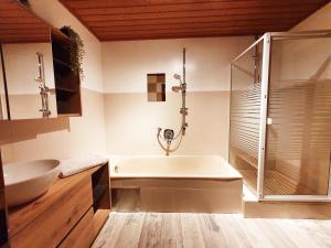 Kúpeľňa v ubytovaní LECHUFER, 80m2, Haushälfte mit privatem Eingang, Kaminofen, Terrasse, Garten