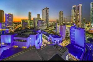 een skyline van de stad 's nachts met hoge gebouwen bij Vibrant Studio Downtown Miami in Miami