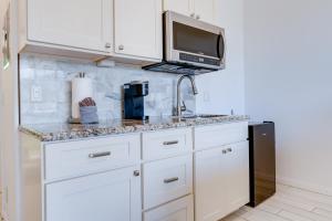 Cucina o angolo cottura di Unit 8 Maui Ohana Modern Studio