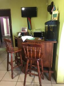 escritorio con 2 sillas y pecera en Vukaphi Farm, en Cleland