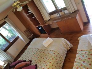 1 Schlafzimmer mit 2 Betten und einem großen Fenster in der Unterkunft Finca Piedra in Mal Abrigo