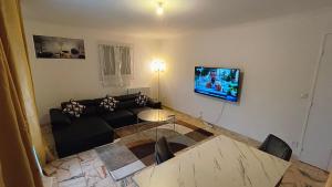 TV a/nebo společenská místnost v ubytování Dujardin Home