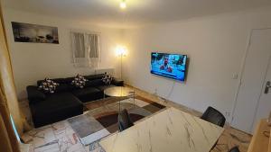 TV a/nebo společenská místnost v ubytování Dujardin Home