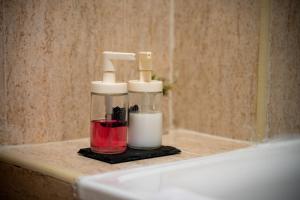 un paio di candele sedute su un bancone in bagno di Bonito piso en San Ildefonso - Centro a Jaén Altre 14 foto