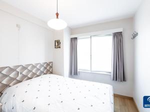 biała sypialnia z łóżkiem i oknem w obiekcie Parkhouse B201 cosy apartment in De Haan w mieście De Haan