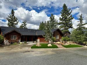 una casa con una entrada para autos en frente de ella en CUSTOM SINGLE STORY CABIN WITH JACUZZI POOL TABLE & BIG GAME ROOM WITH ARCADE games, en Big Bear Lake