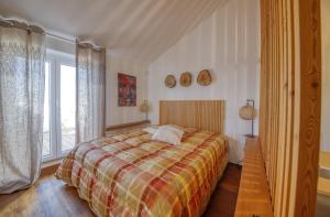 ein Schlafzimmer mit einem Bett und einem großen Fenster in der Unterkunft Tenuta Rurale Luxury&Nature in Gravina in Puglia