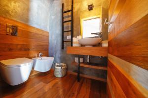 ein Badezimmer mit einem weißen WC und einem Waschbecken in der Unterkunft Tenuta Rurale Luxury&Nature in Gravina in Puglia