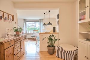 kuchnia z białymi szafkami i stołem w obiekcie Bungalow Nr. 33 - Die Ferienwohnung w mieście Altenmarkt im Pongau +12 zdjęć