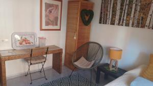 Modell eines Zimmers mit einem Schreibtisch und einem Stuhl in der Unterkunft Room in Alicante in Alicante