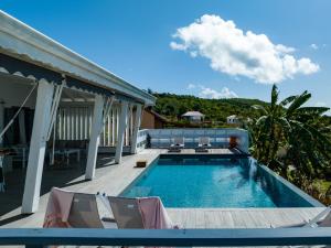 Swimmingpoolen hos eller tæt på Villa Paruline