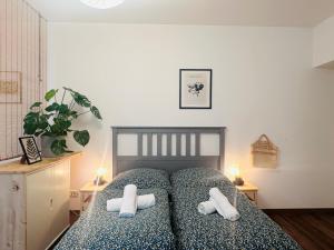 ein Schlafzimmer mit einem Bett mit zwei Kissen darauf in der Unterkunft Saale, Marktplatz Zentrum, Apartmenthaus am Dom von Plant Room in Halle an der Saale