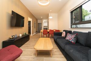 un soggiorno con divano e tavolo di Carmel Boutique Apartments a Haifa