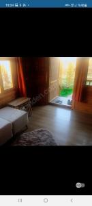 um quarto com uma cama e uma porta de vidro deslizante em Denize 300 mt Çamlık icinde Bahçeli Müstakil Ev em Canakkale