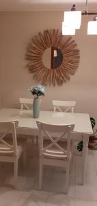 una mesa y sillas con un espejo en la pared en los pisitos de El Barraco 2, en El Barraco