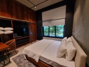 Un dormitorio con una cama grande y una ventana en VAUX Park Street - A collection of 8 luxury lofts, en Colombo