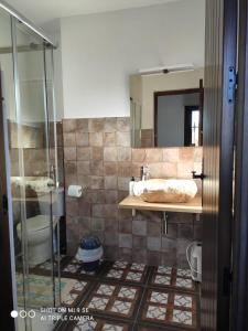 y baño con ducha, lavabo y aseo. en Cortijo Ferre, a los pies del castillo la Atalaya de Nijar en Níjar