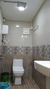a bathroom with a toilet and a sink at Jardim De Sanfrancisco in Agonda