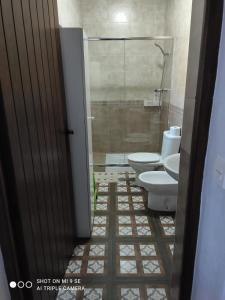 uma casa de banho com 2 WC e um chuveiro em Cortijo Ferre, a los pies del castillo la Atalaya de Nijar em Níjar