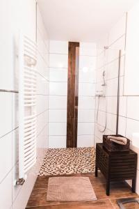 łazienka z prysznicem i stołem w obiekcie Bungalow Nr. 33 - Die Ferienwohnung w mieście Altenmarkt im Pongau