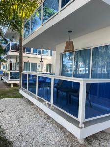 uma casa com piscina em frente a um edifício em Coconut paradise Residences 