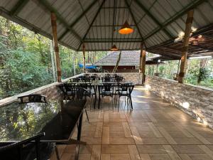 Restaurace v ubytování Misty Dam Wayanad Premium Resort With Banasura Dam View