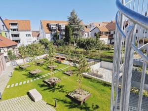 a view of a park with trees and buildings at CASA BEACH-Zentral-Outlet-Aufzug-Parkplatz-Unique in Metzingen