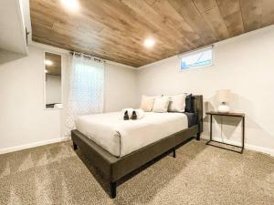 um quarto com uma cama grande num quarto em Stylish Getaway in the Center of Colorado Springs em Colorado Springs