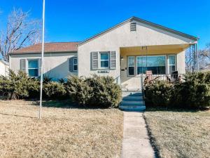 Casa blanca con porche y patio en Stylish Getaway in the Center of Colorado Springs, en Colorado Springs