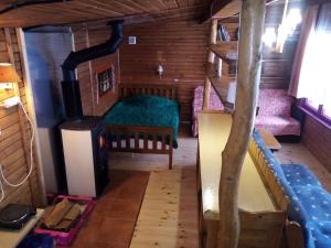 une chambre avec un poêle à bois dans une petite maison dans l'établissement Domek Górski z sauną, à Laliki