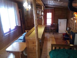 una habitación con un árbol en una cabaña de madera en Domek Górski z sauną en Laliki