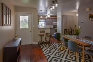 uma sala de estar com uma mesa de jantar e uma cozinha em Great for Exploring * Stylish Loft Like Living em Pittsburgh