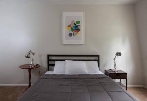 Postel nebo postele na pokoji v ubytování Great for Exploring * Stylish Loft Like Living
