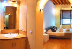 a bathroom with a sink and a bed in a room at Apartamento Familiar Juramento in Córdoba