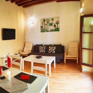 a living room with a couch and a table at Apartamento Familiar Juramento in Córdoba