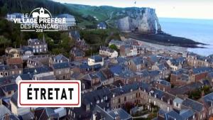 an aerial view of a city with houses and the ocean at Vachement bien ! in Saint-Nicolas-de-la-Haie