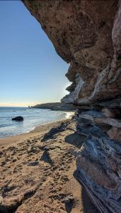 阿格德角的住宿－LoVe 3，享有岩石海滩和大海的景色