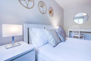 Łóżko lub łóżka w pokoju w obiekcie Grand and Stylish 3BR Apartment in Greater London