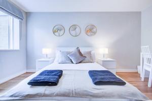 Łóżko lub łóżka w pokoju w obiekcie Grand and Stylish 3BR Apartment in Greater London
