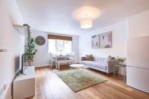 a living room with a couch and a table at Grand and Stylish 3BR Apartment in Greater London in London