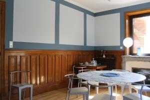 a dining room with a table and chairs at La Riveraine et les bicyclettes in Saint-Sauveur-de-Montagut