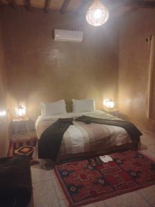 een slaapkamer met een bed in een kamer bij Gîte Ait lmaalam chez Ahmed in Skoura