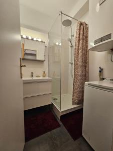 Ванная комната в Yuki's Place - Central Design Apartment - Vienna Trade Fair - WU Campus - Downtown - Subway