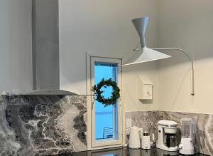 una cucina con piano di lavoro con specchio di Arctic Circle Home for Winter Holiday a Rovaniemi