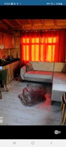 1 dormitorio con cama y cortina roja en Denize 300 mt Çamlık icinde Bahçeli Müstakil Ev en Çanakkale