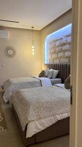 Marbella Resort في العين: غرفة نوم بسريرين ونافذة