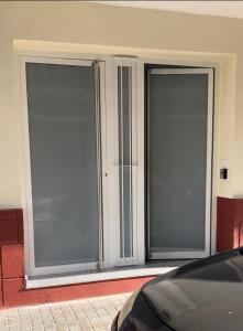 duas portas de vidro do lado de um edifício em BS6 Massanassa 