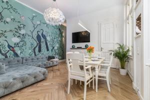 ein Wohnzimmer mit einem Sofa und einem Tisch in der Unterkunft Fully equipped apartment Budapest, Hungary in Budapest