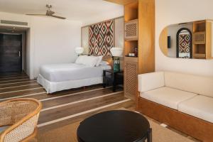 een woonkamer met een bed en een bank bij Ocean Coral & Turquesa All Inclusive in Puerto Morelos