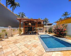 a house with a swimming pool in a yard at Santa Onda Itacaré in Itacaré
